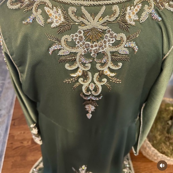 Royal green takchita morrocan caftan worn once No signs of wear or tear Size 2-4 - Picture 6 of 6